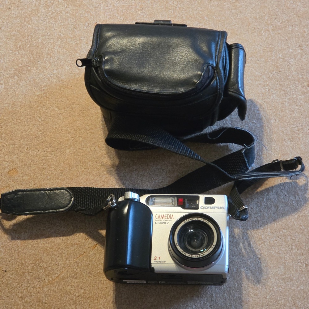 Olympus Camedia C-2020 Z Digital Camera Silver 2.1MP & Case NOT TESTED‎
